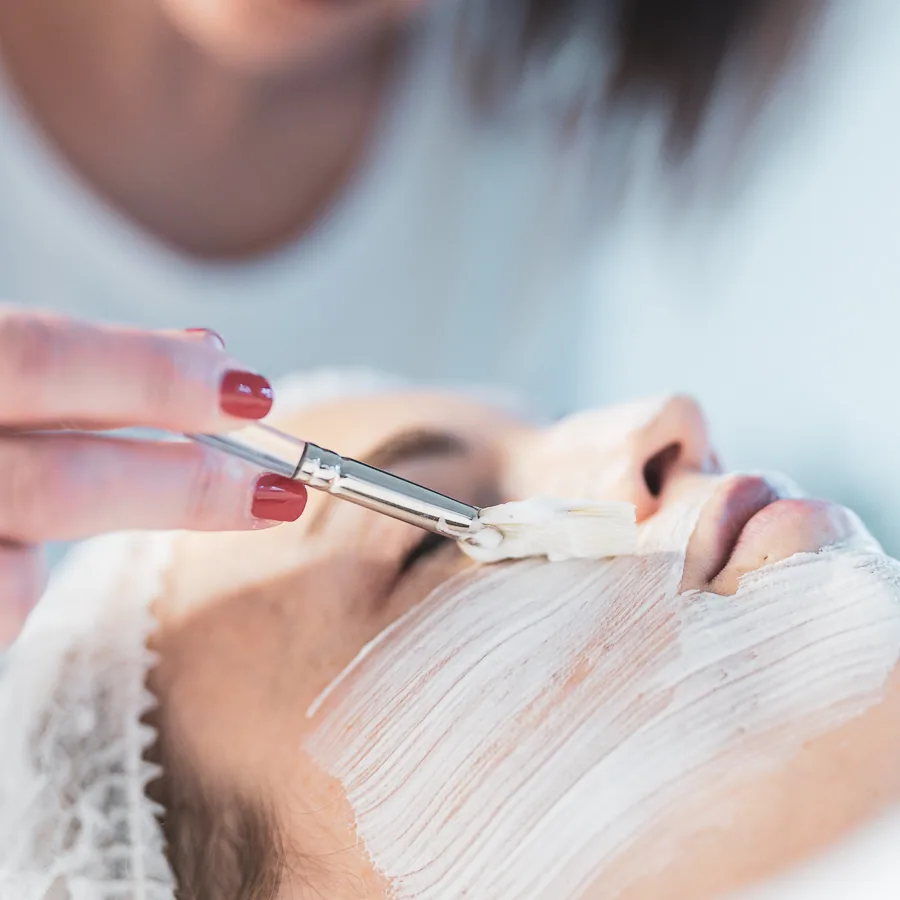 Gesichtsbehandlung mit Maske
